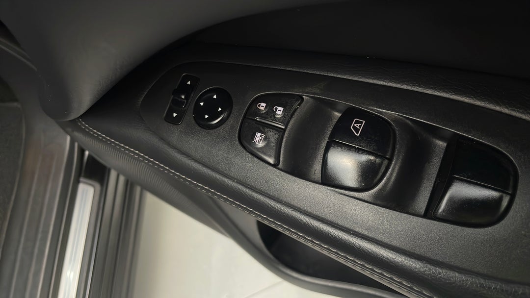 2015 Nissan Pathfinder St-l (4x2), Automatic, 94913 km, Drivers Side Door Panel Controls