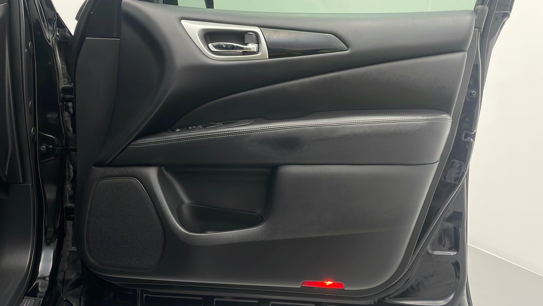 2015 Nissan Pathfinder St-l (4x2), Automatic, 94913 km, Speaker View