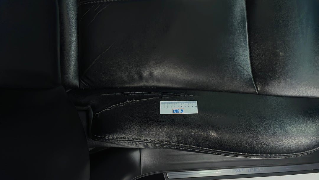 2015 Nissan Pathfinder St-l (4x2), Automatic, 94913 km, Seats Front RHS Wear