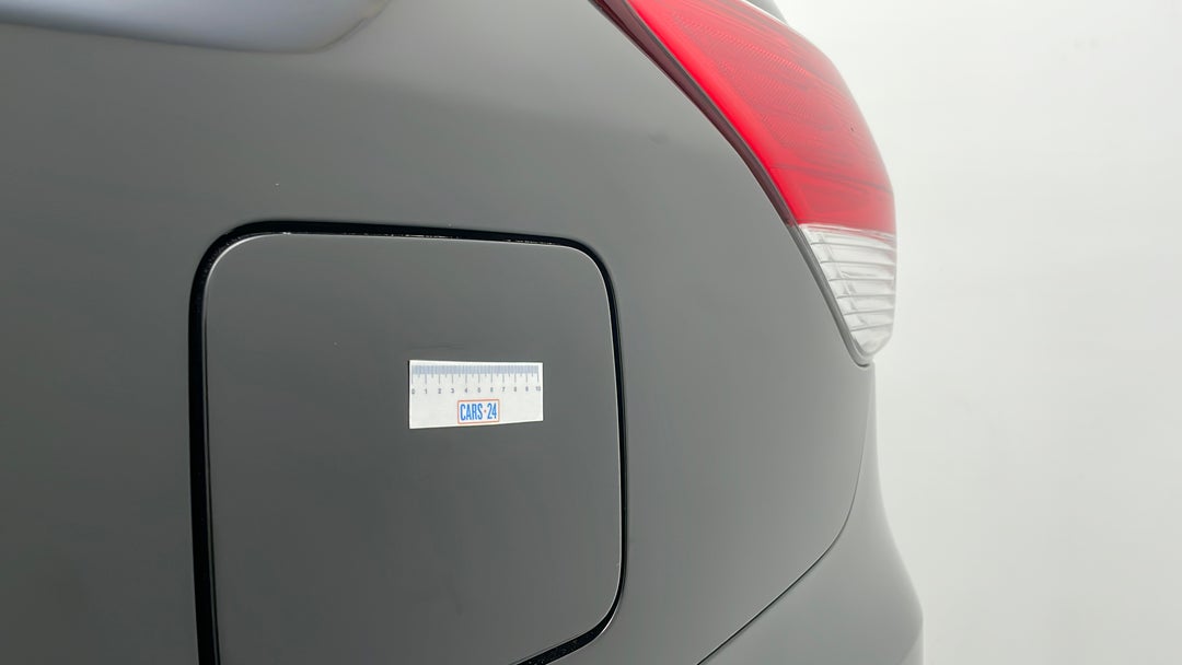 2015 Nissan Pathfinder St-l (4x2), Automatic, 94913 km, Fuel Door Scratch