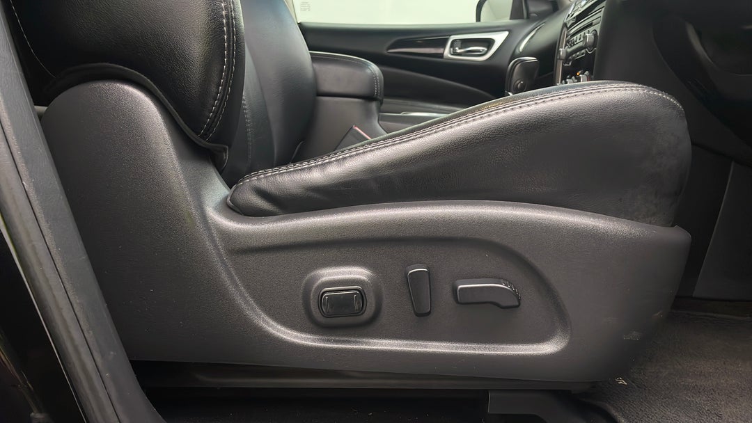 2015 Nissan Pathfinder St-l (4x2), Automatic, 94913 km, Drivers Side Adjustment Panel