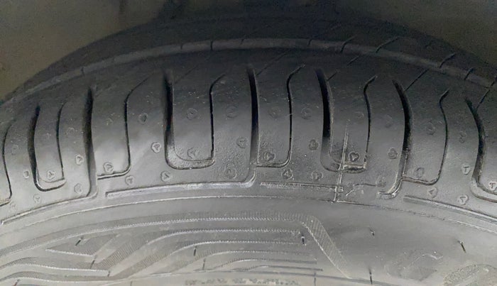 2014 Hyundai i10 MAGNA 1.1, Petrol, Manual, 35,852 km, Right Front Tyre Tread