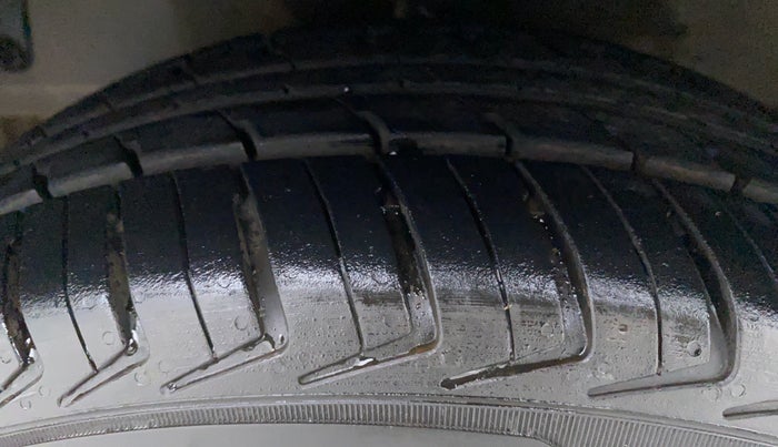 2015 Hyundai Eon MAGNA PLUS, Petrol, Manual, 42,666 km, Left Front Tyre Tread