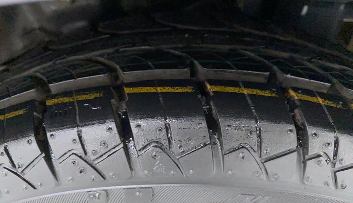 2015 Hyundai Eon MAGNA PLUS, Petrol, Manual, 42,666 km, Left Rear Tyre Tread