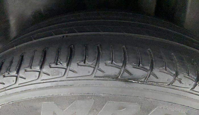 2015 Maruti Ciaz ZXI, Petrol, Manual, 1,16,424 km, Left Rear Tyre Tread