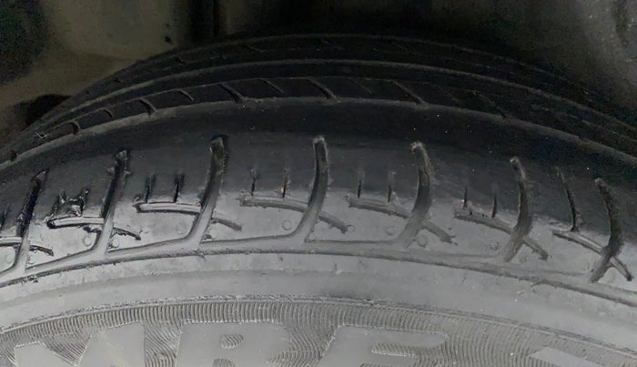 2015 Maruti Ciaz ZXI, Petrol, Manual, 1,16,424 km, Right Rear Tyre Tread