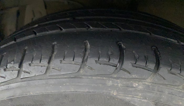 2015 Maruti Ciaz ZXI, Petrol, Manual, 1,16,424 km, Left Front Tyre Tread