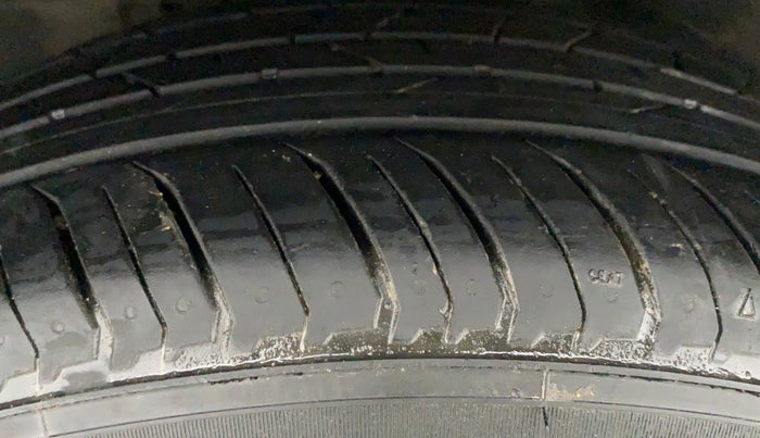 2018 Tata NEXON XM 1.2, CNG, Manual, 66,411 km, Right Rear Tyre Tread