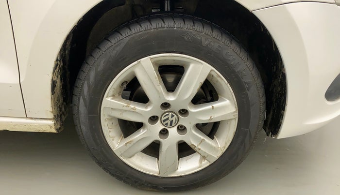 2011 Volkswagen Vento HIGHLINE 1.6 MPI, Petrol, Manual, 74,238 km, Right Front Wheel