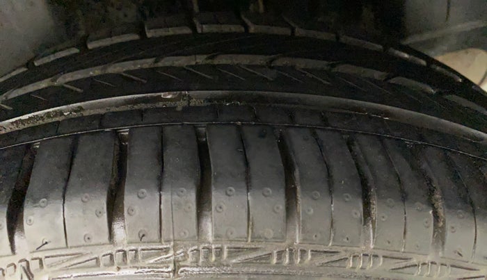 2011 Volkswagen Vento HIGHLINE 1.6 MPI, Petrol, Manual, 74,238 km, Left Rear Tyre Tread