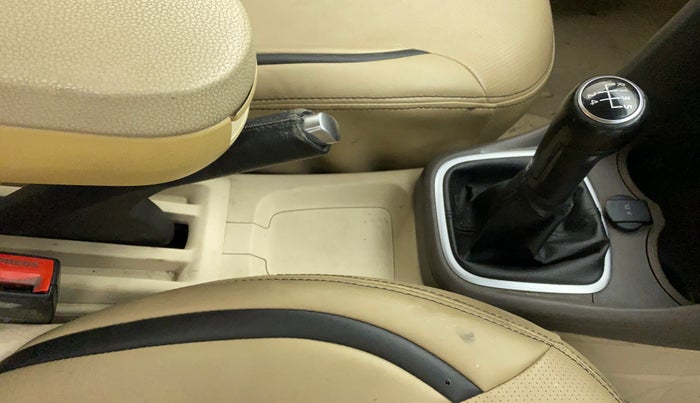 2011 Volkswagen Vento HIGHLINE 1.6 MPI, Petrol, Manual, 74,238 km, Gear Lever