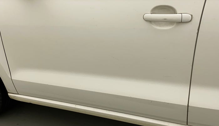 2011 Volkswagen Vento HIGHLINE 1.6 MPI, Petrol, Manual, 74,238 km, Front passenger door - Minor scratches