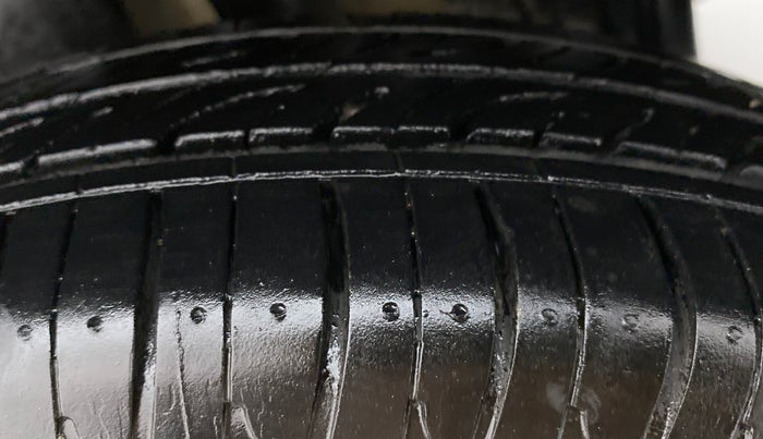 2014 Maruti Swift VXI, Petrol, Manual, 1,14,815 km, Left Rear Tyre Tread