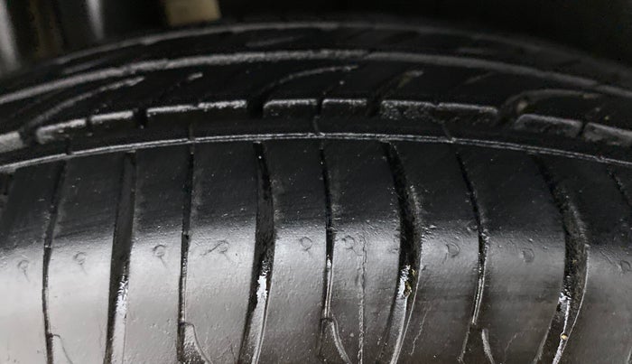 2014 Maruti Swift VXI, Petrol, Manual, 1,14,815 km, Right Rear Tyre Tread