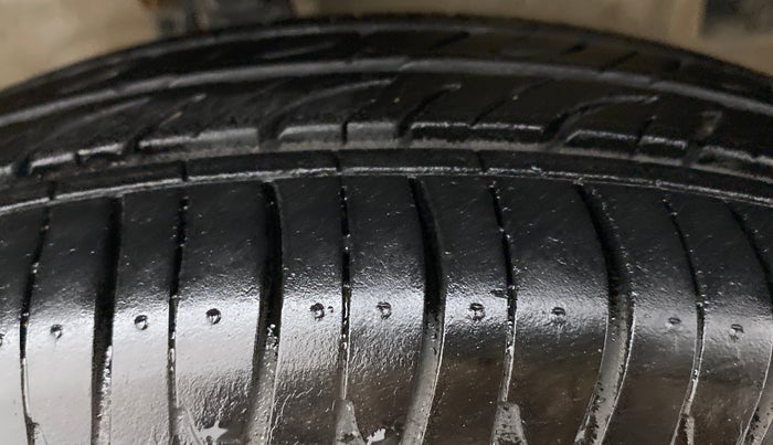 2014 Maruti Swift VXI, Petrol, Manual, 1,14,815 km, Right Front Tyre Tread