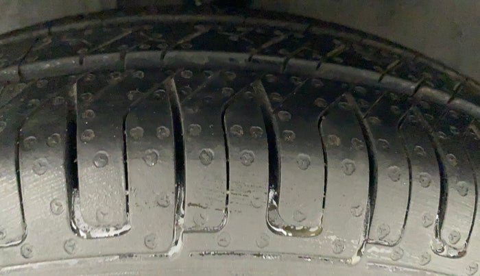 2011 Hyundai i10 MAGNA 1.2, Petrol, Manual, 46,572 km, Left Front Tyre Tread