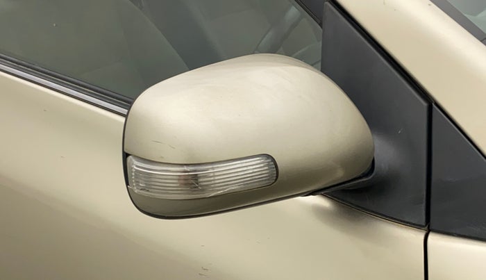 2011 Toyota Corolla Altis 1.8 G, Petrol, Manual, 1,00,075 km, Right rear-view mirror - Indicator light has minor damage