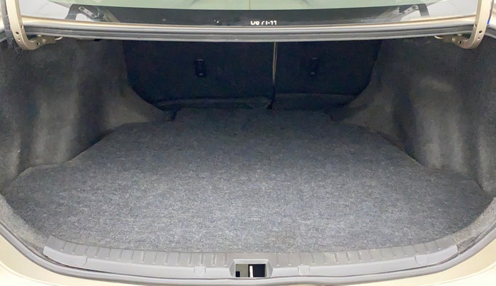 2011 Toyota Corolla Altis 1.8 G, Petrol, Manual, 1,00,075 km, Boot Inside