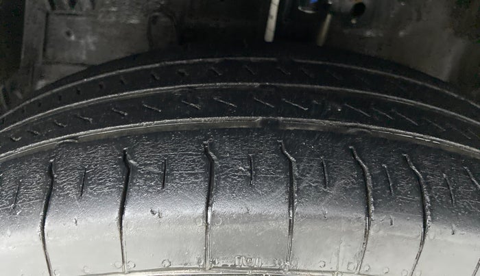 2014 Maruti Swift VDI, Diesel, Manual, 1,02,991 km, Left Front Tyre Tread