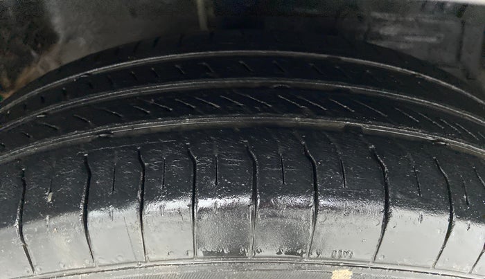 2014 Maruti Swift VDI, Diesel, Manual, 1,02,991 km, Right Front Tyre Tread