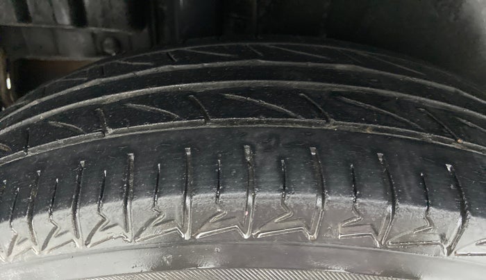 2014 Maruti Swift VDI, Diesel, Manual, 1,02,991 km, Right Rear Tyre Tread