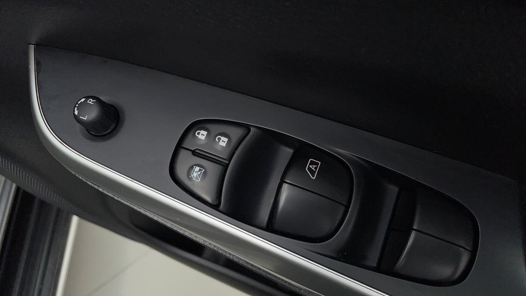 2018 Nissan Navara St (4x2), Automatic, 68976 km, Drivers Side Door Panel Controls