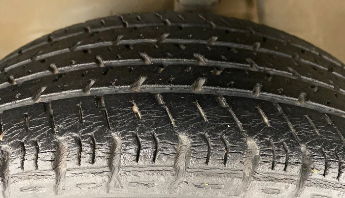 2016 Maruti Alto K10 VXI P, Petrol, Manual, 40,181 km, Left Front Tyre Tread