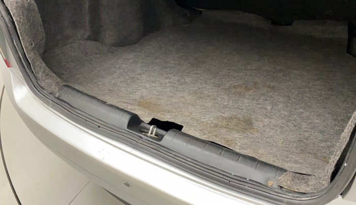 2013 Honda City 1.5L I-VTEC V MT SUNROOF, Petrol, Manual, 1,24,116 km, Dicky (Boot door) - Weather strip has minor damage