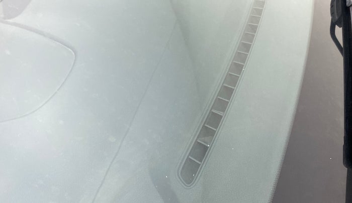 2017 Hyundai Verna 1.6 VTVT SX, Petrol, Manual, 61,844 km, Front windshield - Minor spot on windshield