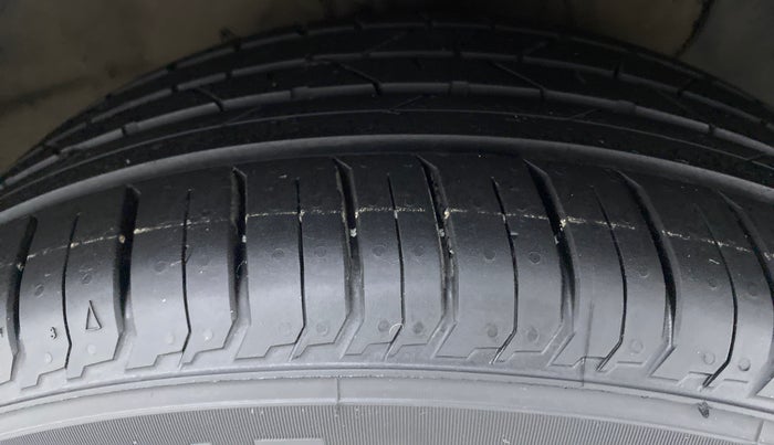 2017 Hyundai Verna 1.6 VTVT SX, Petrol, Manual, 61,844 km, Right Front Tyre Tread