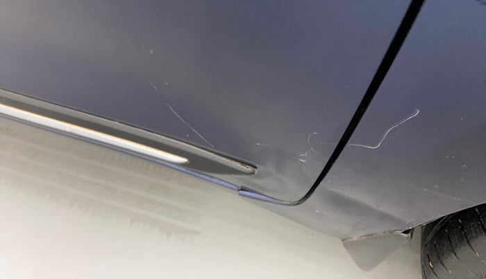 2018 Maruti Swift ZXI AMT, Petrol, Automatic, 1,06,179 km, Driver-side door - Slightly dented