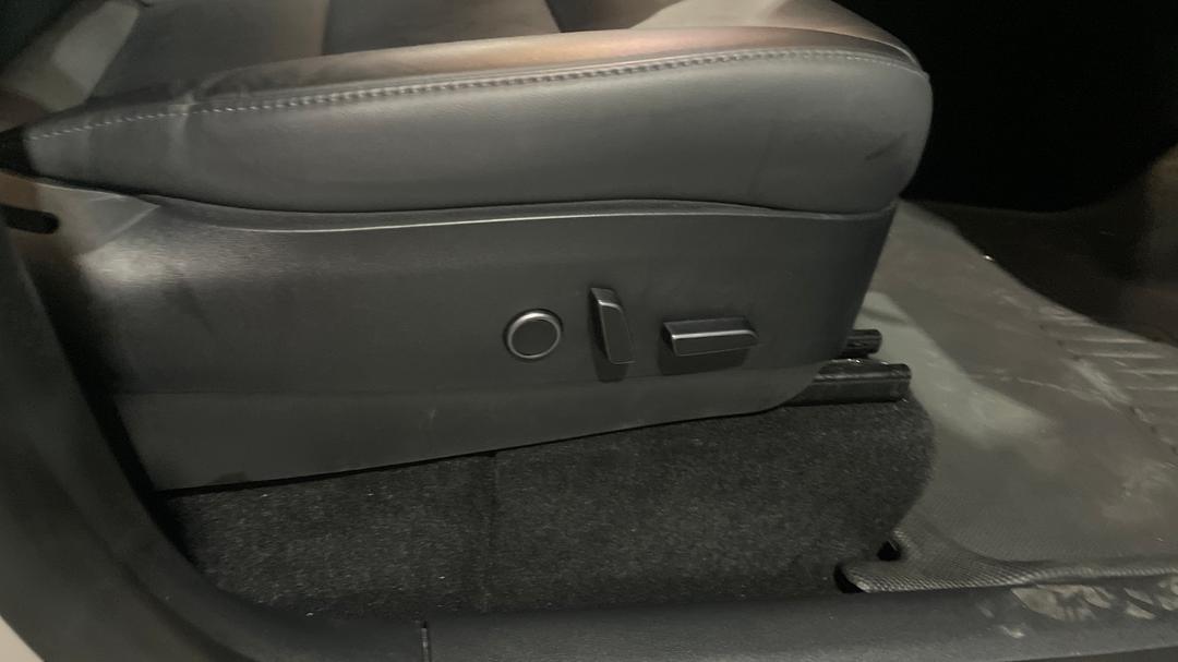 2023 Tesla Model Y Long Range, Automatic, 53446 km, Drivers Side Adjustment Panel