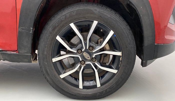2018 Mahindra KUV 100 NXT K8 P 6 STR DUAL TONE, Petrol, Manual, 45,003 km, Right Front Wheel