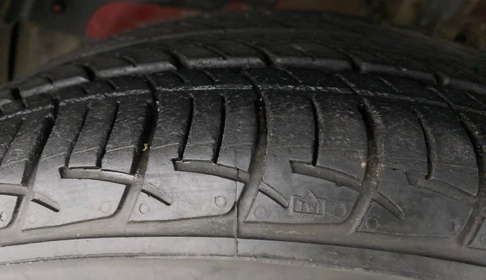 2018 Mahindra KUV 100 NXT K8 P 6 STR DUAL TONE, Petrol, Manual, 45,003 km, Left Front Tyre Tread