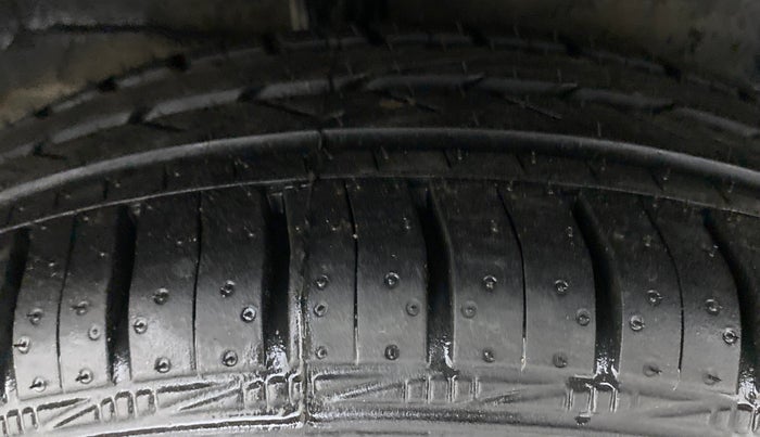 2015 Toyota Etios CROSS G, Petrol, Manual, 30,243 km, Right Rear Tyre Tread