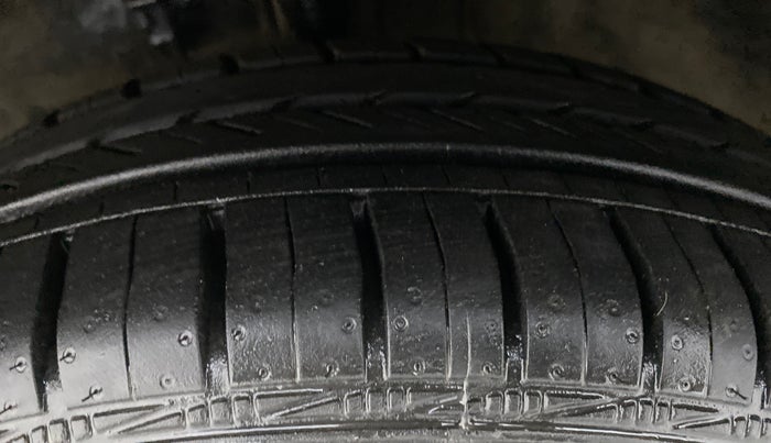 2015 Toyota Etios CROSS G, Petrol, Manual, 30,243 km, Left Front Tyre Tread