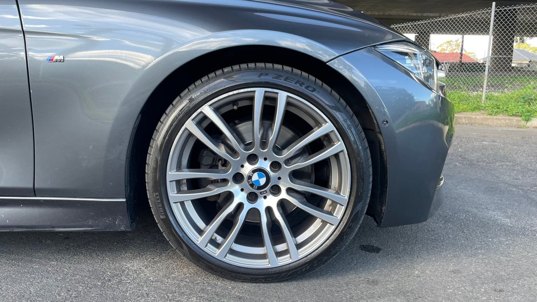 2018 BMW 3 30i M Sport, Automatic, 101851 km, Right Front Wheel