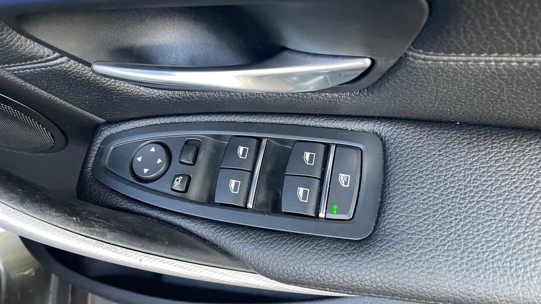 2018 BMW 3 30i M Sport, Automatic, 101851 km, Drivers Side Door Panel Controls