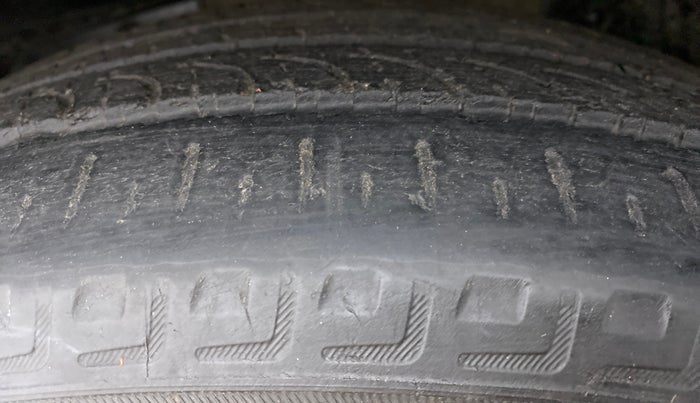 2013 Mahindra XUV500 W8 FWD, Diesel, Manual, 79,383 km, Left Front Tyre Tread