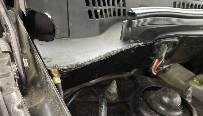 2013 Mahindra XUV500 W8 FWD, Diesel, Manual, 79,383 km, Bonnet (hood) - Cowl vent panel has minor damage