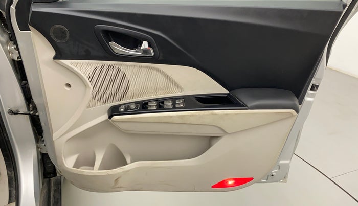 2019 Mahindra XUV300 W8 (O) 1.2 PETROL, Petrol, Manual, 75,927 km, Driver Side Door Panels Control