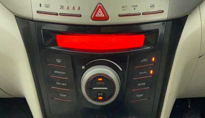 2019 Mahindra XUV300 W8 (O) 1.2 PETROL, Petrol, Manual, 75,927 km, Automatic Climate Control