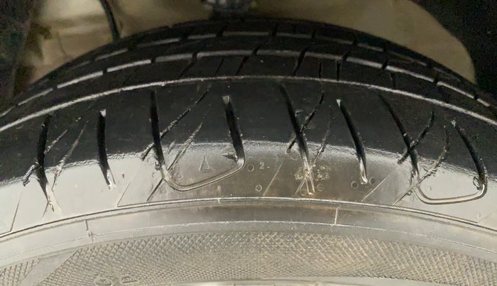 2019 Mahindra XUV300 W8 (O) 1.2 PETROL, Petrol, Manual, 75,927 km, Left Front Tyre Tread