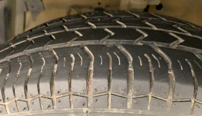 2015 Maruti Swift VXI, Petrol, Manual, 68,742 km, Left Front Tyre Tread