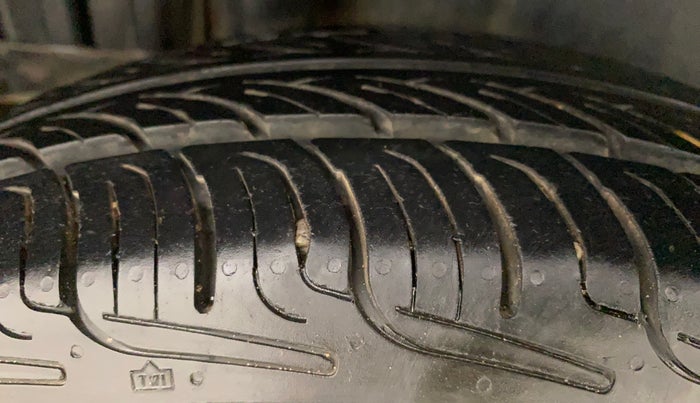 2015 Maruti Swift VXI, Petrol, Manual, 68,742 km, Right Rear Tyre Tread