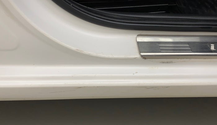 2016 Hyundai Elite i20 ASTA 1.2 (O), Petrol, Manual, 1,01,383 km, Right running board - Minor scratches