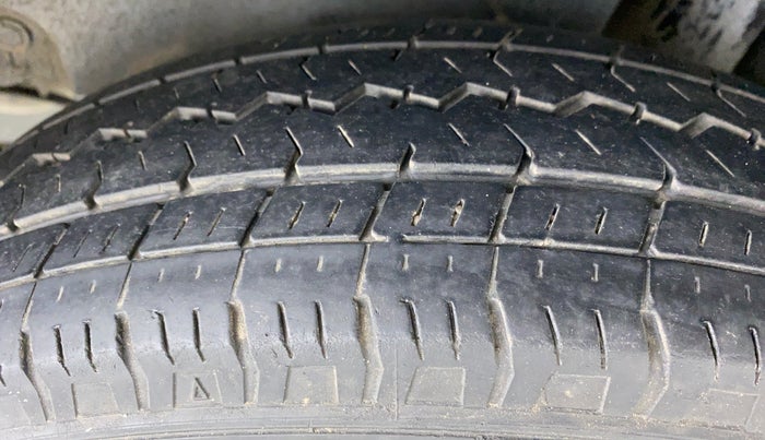 2017 Maruti Swift LXI (O), Petrol, Manual, 58,139 km, Left Rear Tyre Tread