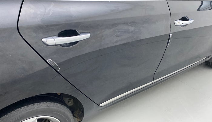 2019 Hyundai Verna 1.6 VTVT SX, CNG, Manual, 82,327 km, Right rear door - Minor scratches
