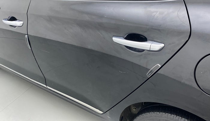 2019 Hyundai Verna 1.6 VTVT SX, CNG, Manual, 82,327 km, Rear left door - Minor scratches