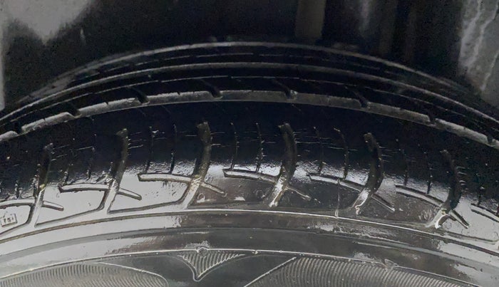 2014 Maruti Ciaz VDI +, Diesel, Manual, 93,408 km, Left Rear Tyre Tread